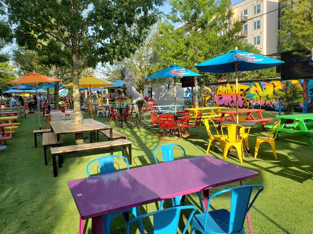 7 Bedroom Home | Near Downtown & Major Attractions gallery image 3