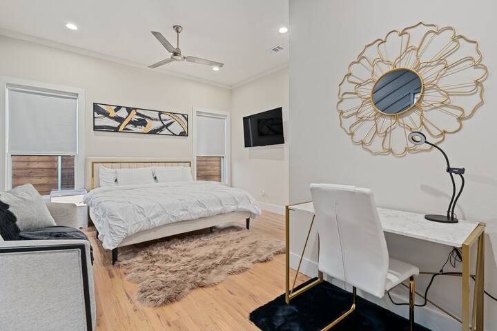 7 Bedroom Home | Near Downtown & Major Attractions gallery image 5