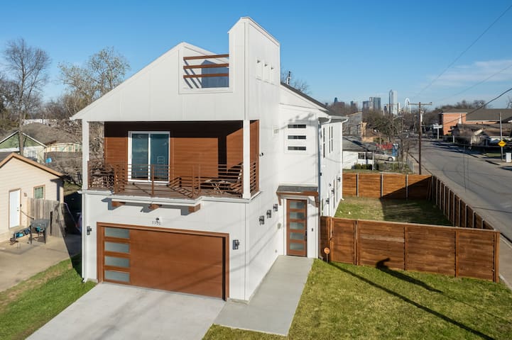 7 Bedroom Home | Near Downtown & Major Attractions gallery image 2