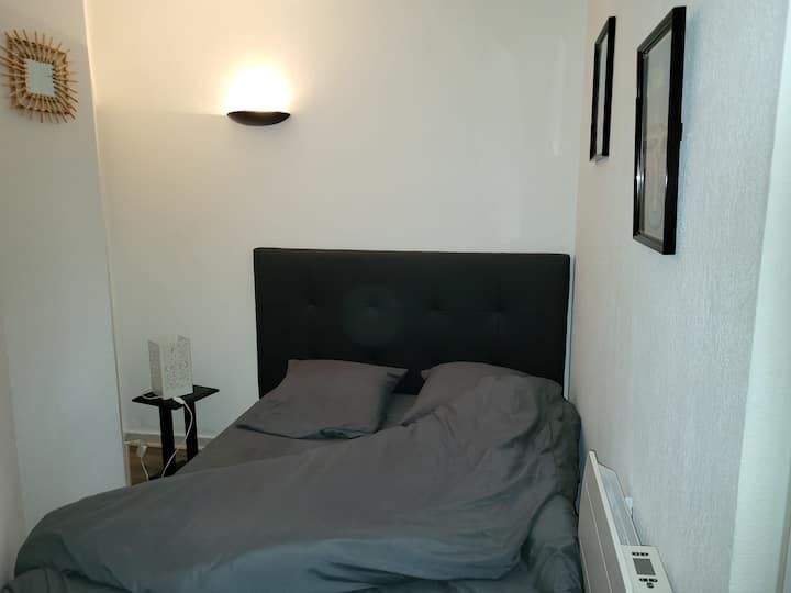 غرفة نوم بسرير مزدوج 140/190 سم. 