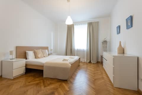 CITY CENTER SUITE OPERA ALLEY