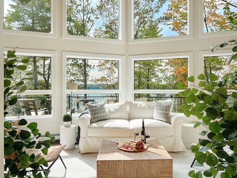 Lakeside Oasis: Enchanting, Cozy, Waterfront Bliss
