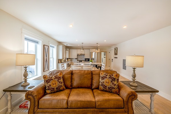 غرفة معيشة مريحة! أريكة للنوم لغرفة إضافية.