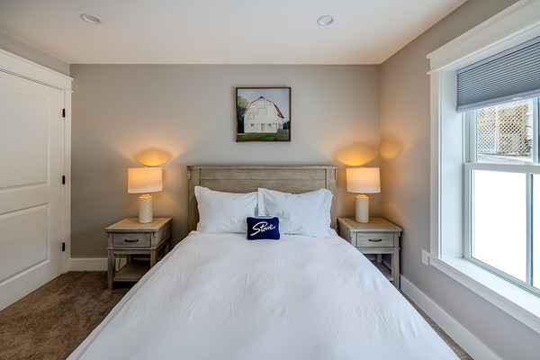 سرير بحجم كوين مع خزانة واسعة.