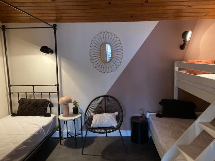 საძინებელი 2 : 1 ორადგილიანი საწოლი და 1 ერთადგილიანი