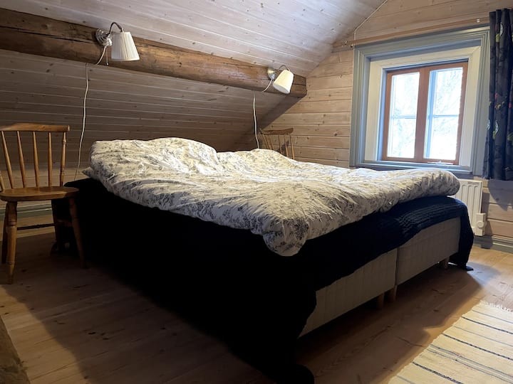 Dvojlôžko v podkroví so spaním.