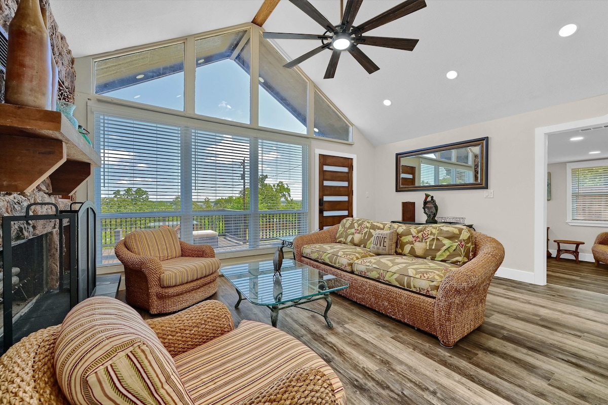 Прозорците од подот до таванот даваат мирна мочка на езерото веднаш зад линијата на дрвјата. Плажата на езерото е на 3 минути пешачење. 
Удобниот камин и удобниот мебел ја додаваат релаксирачката атмосфера. 