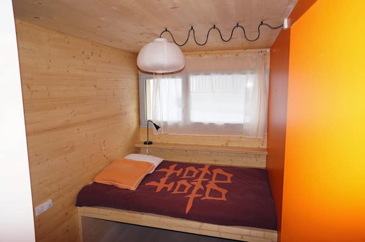 Vista su una delle 3 camere da letto del corridoio. Ogni camera da letto ha un ampio spazio di archiviazione, sotto il letto (50 cm di altezza), di una finestra sull'esterno, con tapparella a tendina elettrica. 
Le 3 camere da letto sono simili in superficie.
