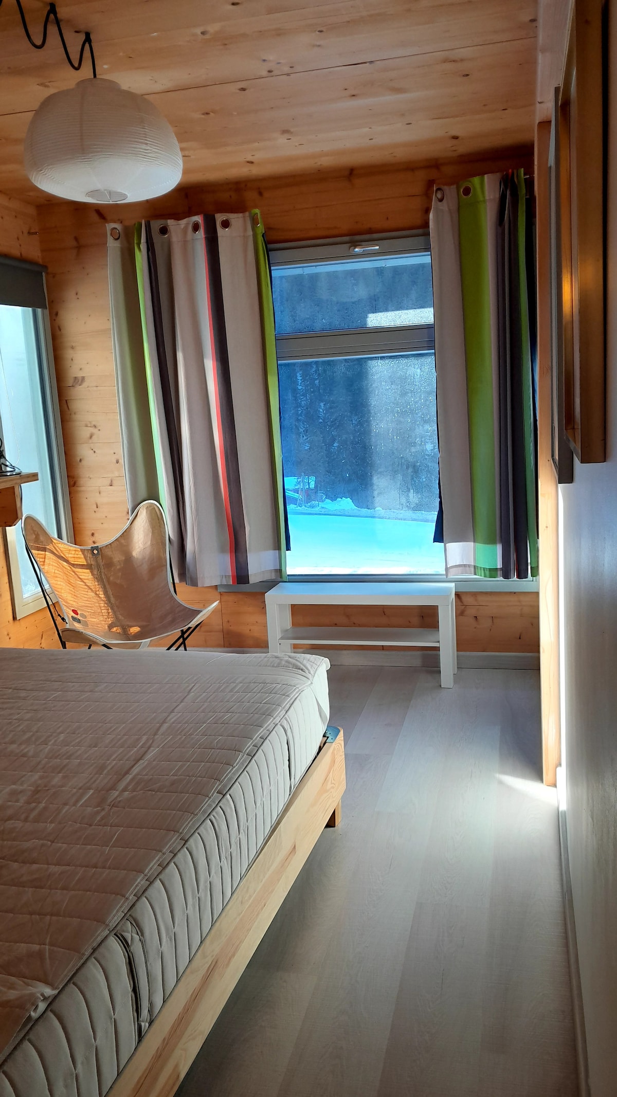 Მთავარი ფლიგელი - ხედი შესასვლელიდან საძინებლამდე საწოლზე, საიდანაც იშლება ხედი გარედან და თოვლი შუშაზე უკანა მხარეს.