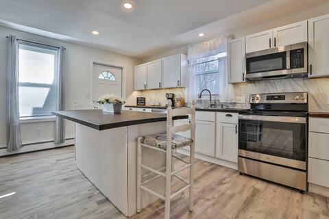 Modern Farmhouse Delight in Salem, NH 3bd 3ba