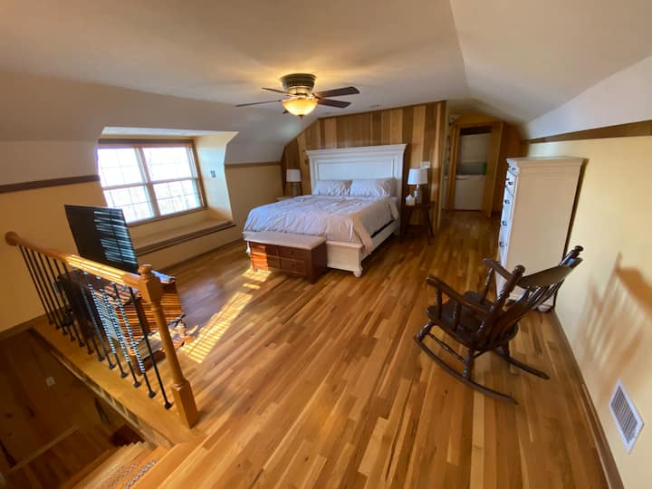 Dormitorio principal: cama tamaño king
en la planta superior.