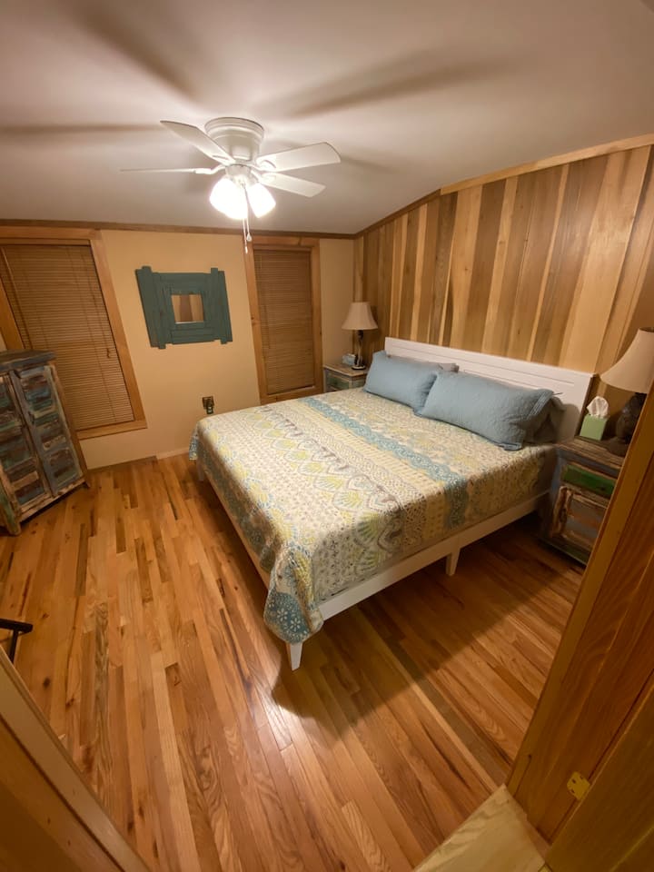 Dormitorio #2: cama tamaño king.