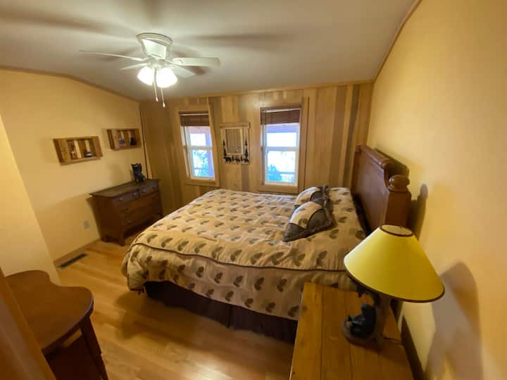 Dormitorio #1: cama doble tamaño queen.