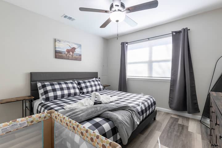 Rifugiati nella tua oasi privata in questa splendida casa vacanze con una grande camera da letto. Rilassati nel lussuoso letto matrimoniale grande e nel tramonto mozzafiato