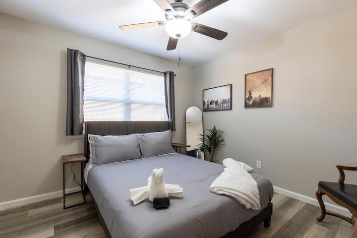 Concediti il massimo del relax nella nostra splendida casa vacanze. Le nostre accoglienti camere da letto offrono il rifugio perfetto dopo una giornata di esplorazione, con biancheria da letto soffice e arredi eleganti per farvi sentire un'atmosfera incantevole