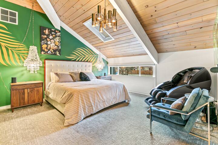 Artful Stay: Hot Tub, Massage Chair, LED ART gallery image 4