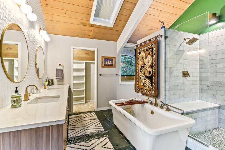 Artful Stay: Hot Tub, Massage Chair, LED ART gallery image 5