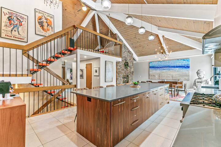 Artful Stay: Hot Tub, Massage Chair, LED ART gallery image 3