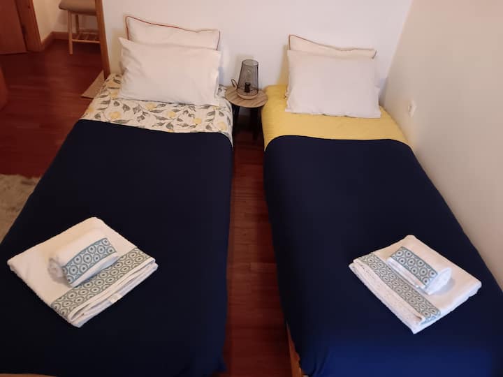 غرفة نوم. سريران مفردان قابلان للتحويل إلى سرير مزدوج