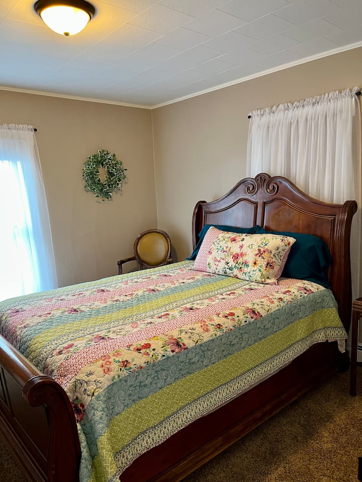 Საძინებელი #1 Queen Bed.