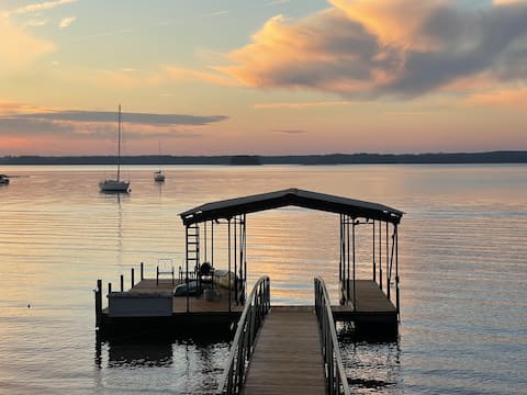 Lakefront; hot tub; 4 king beds & 4 twins; dock