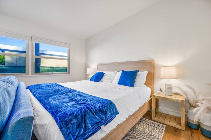 PB Home- Sleeps 24- 2Blocks2Beach- King Beds- AC gallery image 2