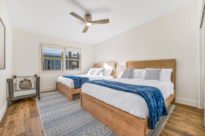 PB Home- Sleeps 24- 2Blocks2Beach- King Beds- AC gallery image 4