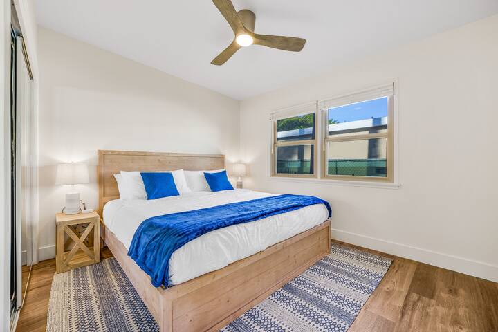PB Home- Sleeps 24- 2Blocks2Beach- King Beds- AC gallery image 5