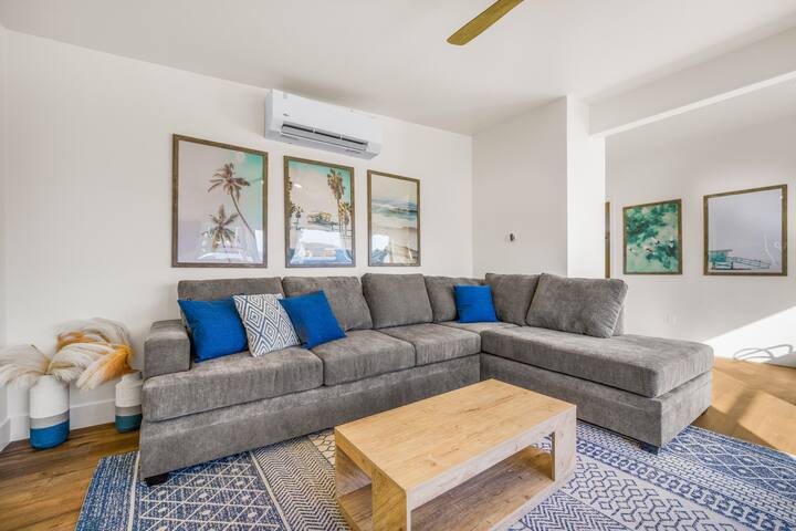PB Home- Sleeps 24- 2Blocks2Beach- King Beds- AC gallery image 3