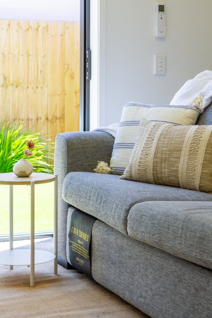 โซฟาที่สะดวกสบายซึ่งสามารถเปลี่ยนเป็นโซฟาเบดได้