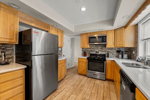 Cozy, Sunny, and Clean Apt 3 bd Free Parking