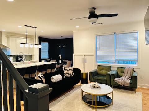 Top Airbnb: Urban Elegance: Luxurious 3 BR in Dixie Hills