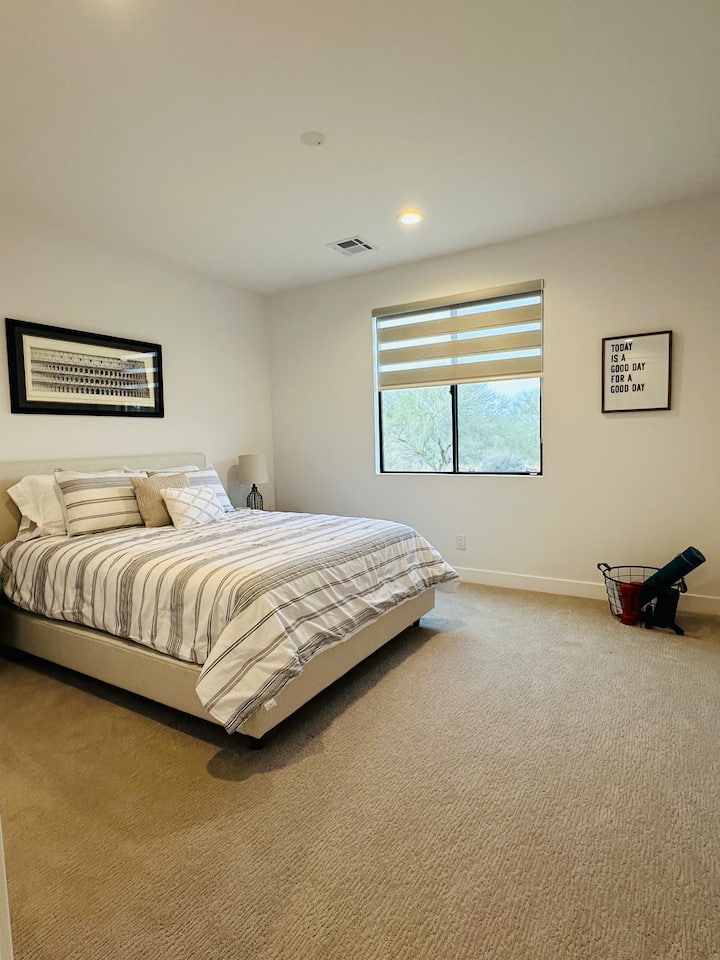 غرفة نوم ثانية مع خزانة ملابس