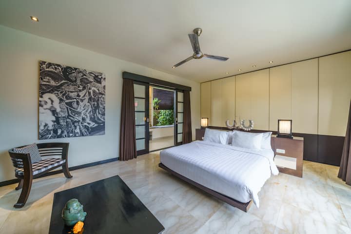 Pohodlie a štýl sa stretávajú v tejto útulnej spálni.