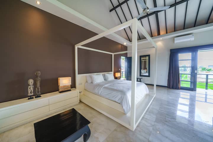 Zažite pokojné noci v tejto krásne navrhnutej izbe.