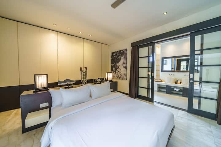 Odpočívajte v pokojnej a priestrannej hlavnej spálni vily.