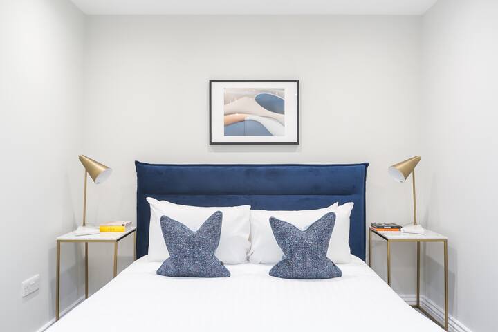 Chic 2Bed with Luxury Amenities in Covent Garden gallery image 3