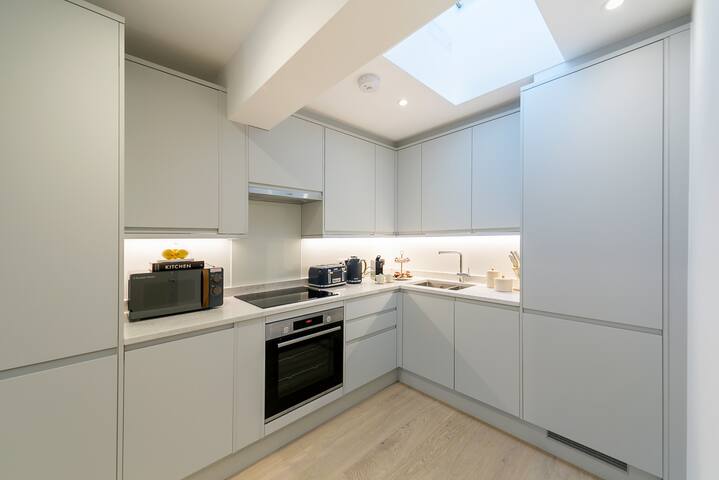 Chic 2Bed with Luxury Amenities in Covent Garden gallery image 5