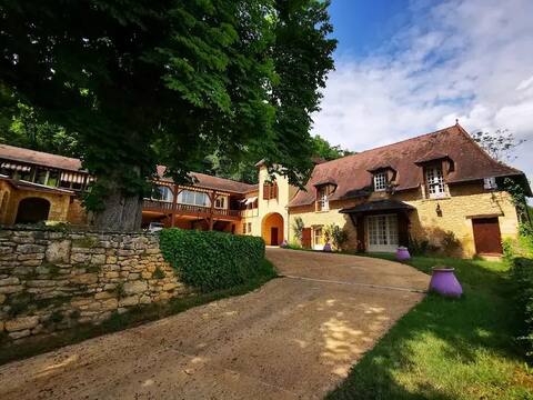 Charming cottages for 16 people, tennis and pool