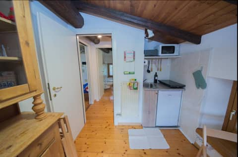 Popular Airbnb listing: fast internet, free parking, patio in Arco