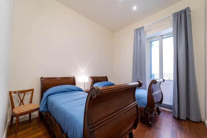 Camera doppia con 2 letti singoli. Tende oscuranti alla finestra. 