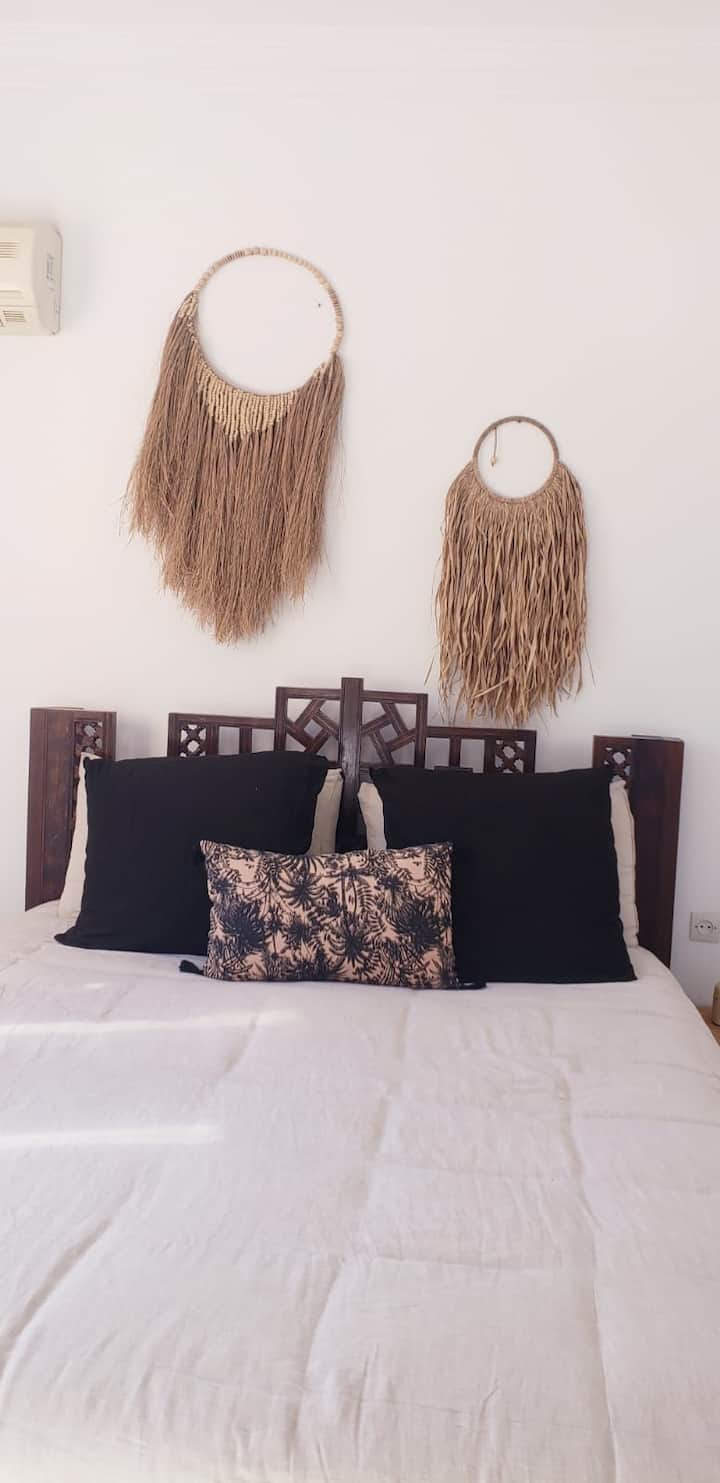 Chambre élégante et apaisante avec lit double confortable, décor soigné et ambiance chaleureuse, idéale pour un séjour reposant en toute tranquillité.