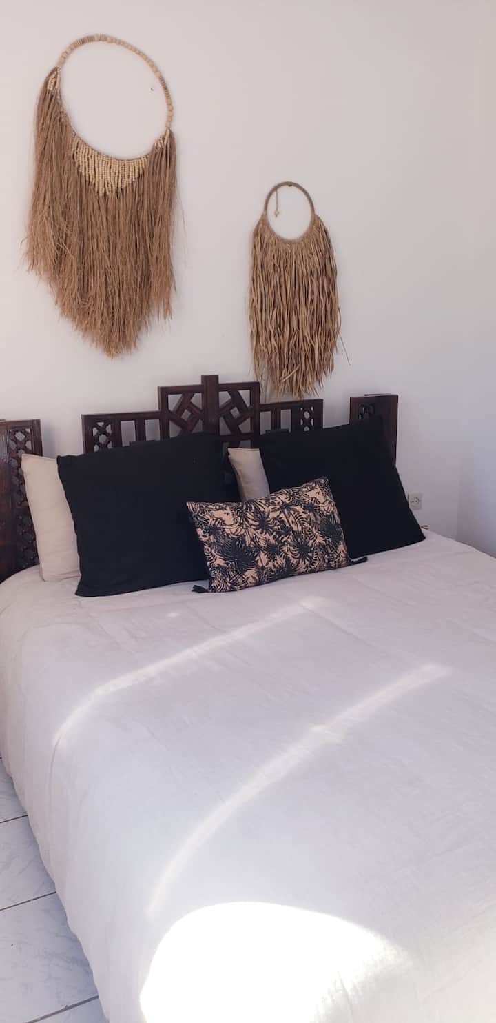 Belle chambre double lumineuse avec literie confortable, décoration soignée et atmosphère paisible, idéale pour se reposer après une journée à Marrakech.