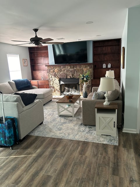 Top Airbnb: Our Happy Place On The Lake in Southmont