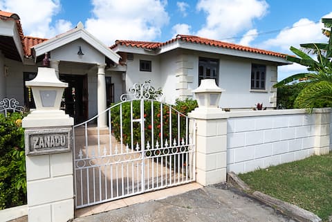 Spacious Ranch Villa with pool & AC close to beach