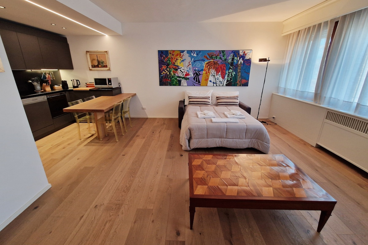 يمكن فتح سرير الأريكة، المغلق في البداية، حتى يتمكن الضيف من استخدام 4 أسرّة إجمالية.