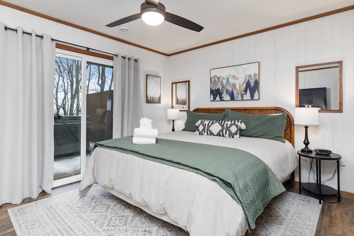 Dormitorio principal. Cama tamaño king de California. Enchufes USB para cargar el teléfono, ventilador de techo y acceso privado a la cubierta y al jacuzzi. El baño completo está adjunto.