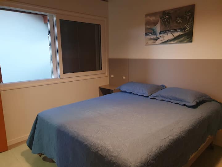 Vzdušná a pohodlná izba so sieťkou proti komárom v okne; delená klimatizácia