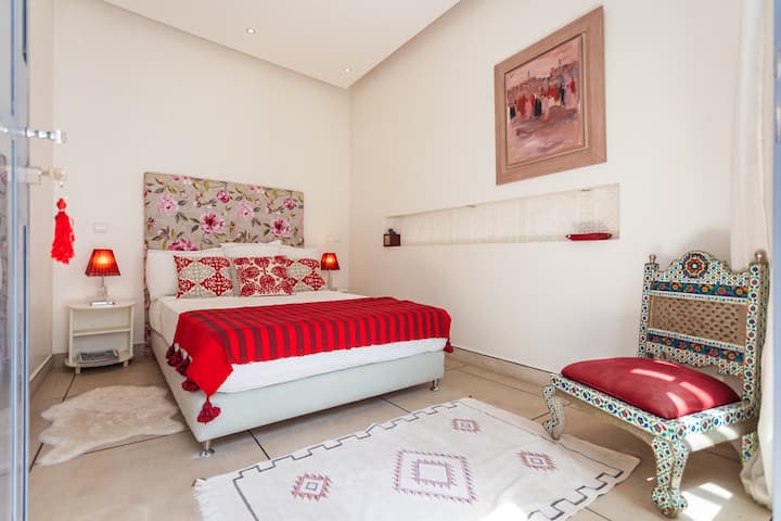 # PINK
Dhomë private magjepsëse me krevat dopio (140 x 200 cm), dhoma antike dhe banjë dhe tualet privat. Ajër i kondicionuar, televizor dhe kasafortë. Atmosferë autentike ideale për çiftet që kërkojnë një fshikëz romantike në zemër të La Kasbah.