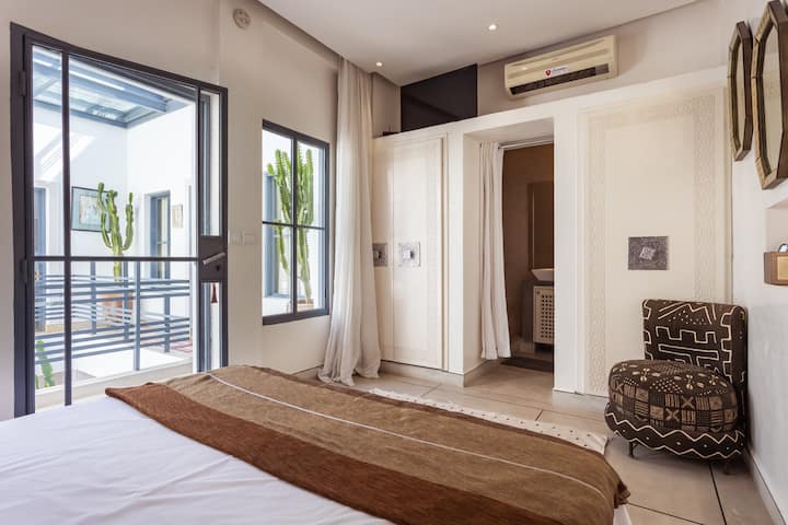 # SAHARA
Dhomë me karakter dopio krevat (160 x 200 cm), mobilie me ngrohje dhe banjë dhe tualet privat. Hijet tipike të nxehta të Marakeshit. Me ajër të kondicionuar në mënyrë të përkryer me televizor dhe të sigurt për një qëndrim që kombinon rehatinë dhe zhytjen.